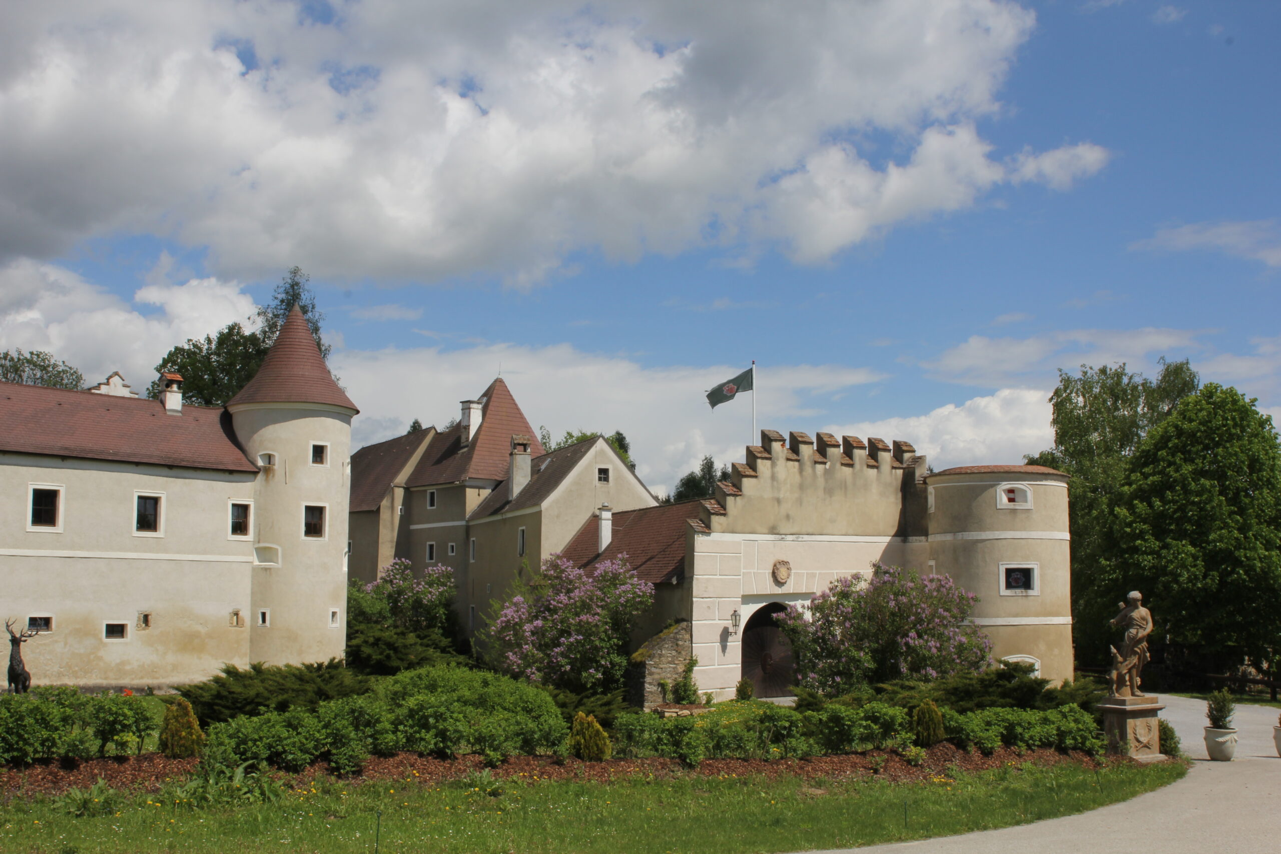 Schlösser wie das Schloss Waldreichs finden sich zuhauf...